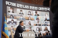  文대통령 '李-朴 사면 추후 고민…尹, 문재인 정부 검찰총장'