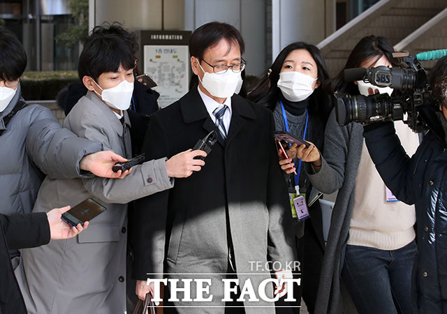 한동훈 검사장을 독직폭행한 혐의로 기소된 정진웅 광주지검 차장검사가 20일 오전 서울 서초구 서울중앙지법에서 열린 첫 공판기일을 마친 뒤 법원을 나서고 있다. /뉴시스