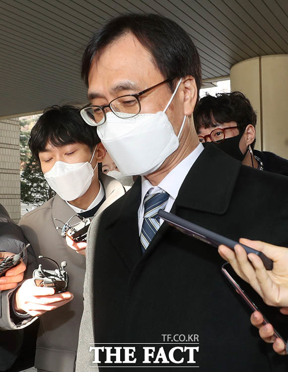 한동훈 검사장을 독직폭행한 혐의로 기소된 정진웅 광주지검 차장검사가 20일 오전 서울 서초구 서울중앙지법에서 열린 첫 공판기일을 마친뒤 법원을 나서고 있다. /뉴시스