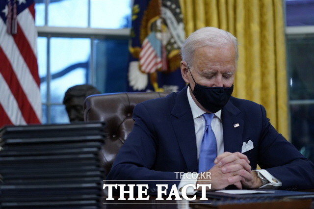 조 바이든 미국 대통령이 20일(현지시간) 마스크 착용을 의무화하는 첫 행정명령에 서명했다. 백악관에서 첫 업무를 보고 있는 바이든 대통령. /AP=뉴시스