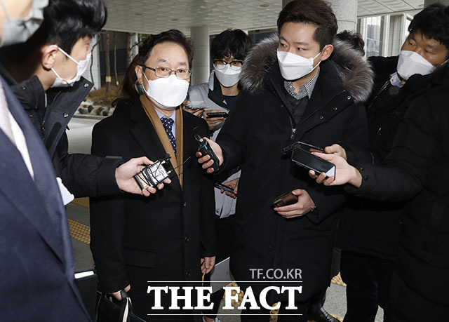 박범계 법무부 장관이 9일 LH 투기 의혹 수사와 관련해 공직 부패가 없다고 단정할 수 없는 만큼 검찰은 그 부분에 대해 열어놓고 준비해야 한다며 검찰의 직접 수사 가능성을 언급했다. 박 후보자가 지난 1월 21일 인사청문회 준비 사무실이 마련된 서울고등검찰청으로 향하며 취재진 질문에 답하고 있다. /뉴시스