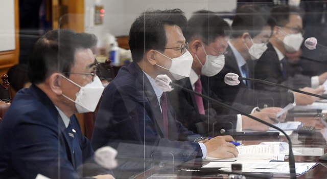 22일 오전 서울 명동 은행연합회관에서 열린 K뉴딜 지원 방안 회의에서 김광수(왼쪽 두번째) 은행연합회장이 발언하고 있다. /뉴시스
