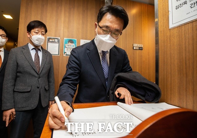 김진욱 초대 고위공직자범죄수사처 처장이 27일 오후 서울 강남구 대한변호사협회를 방문해 방명록을 작성하고 있다. /뉴시스