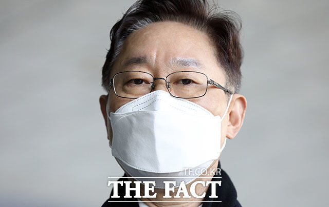 박범계 법무부 장관 후보자가 27일 서울 서초구 서울고등검찰청에 차려진 인사청문회 준비 사무실로 출근하며 취재진의 질문에 답하고 있다. /뉴시스