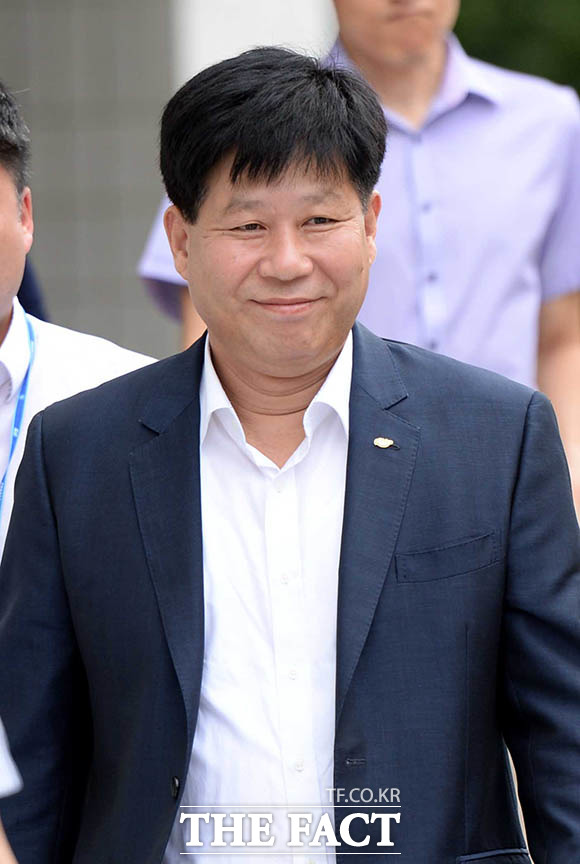 최경환 전 경제부총리가 신라젠에 투자했다는 의혹을 제기한 이철 전 밸류인베스트코리아(VIK) 대표가 명예훼손 혐의로 기소됐다. /뉴시스