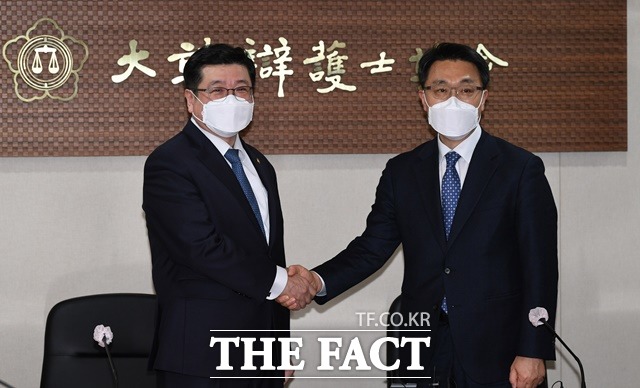 김진욱(오른쪽) 초대 고위공직자범죄수사처 처장이 27일 오후 서울 강남구 대한변호사협회에서 이찬희 대한변호사협회장을 예방해 악수하고 있다. /뉴시스