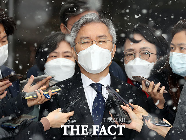 서울중앙지법 형사합의21부(김미리 부장판사)는 5일 오후 공직선거법 위반 혐의로 기소된 최강욱 열린민주당 대표의 공판준비기일을 열었다. /뉴시스