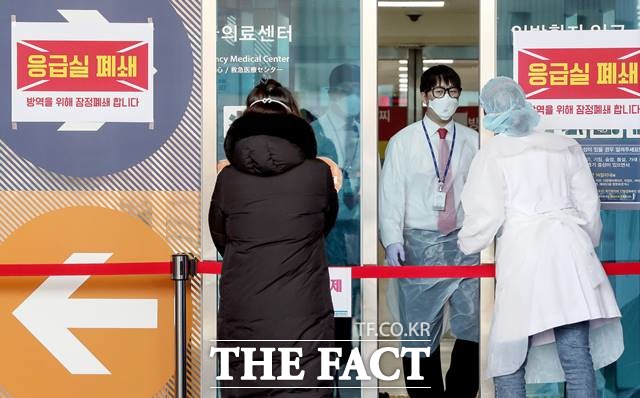 서울 한양대학교 병원에서 코로나19 집단감염이 발생했다. 사진은 지난해 2월19일 오후 코로나19 확진자가 다녀간 한양대병원 응급실이 폐쇄돼 있다. /뉴시스