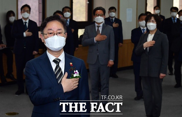 박범계 신임 법무부 장관이 1일 정부과천청사 법무부에서 열린 취임식에서 국민의례를 하고 있다./뉴시스 제공