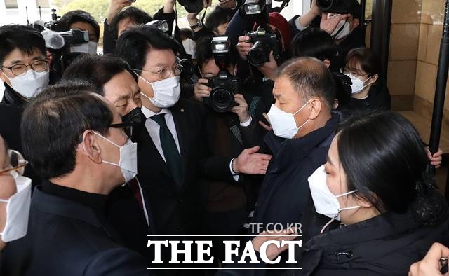 국민의힘 탄핵거래 진상조사단 소속 의원들이 5일 오전 서울 서초구 대법원을 항의 방문했으나 출입이 허가되지 않아 보안 관계자들과 대치하고 있다. /뉴시스