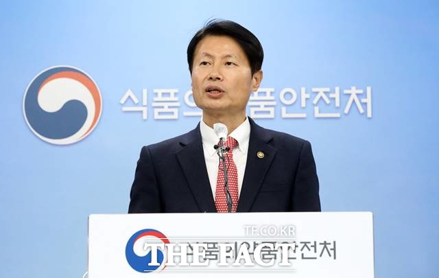 아스트라제네카의 신종 코로나바이러스 감염증(코로나19) 백신이 국내 허가를 획득했다. 사진은 김강립 식품의약품안전처장. /뉴시스