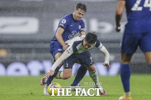 첼시 수비수 아스필리쿠에타의 거친 파울에 넘어지는 손흥민. 손흥민은 해리 케인이 부상으로 결장한 후 상대 수비수들의 집중 견제를 받고 있다./런던=AP.뉴시스