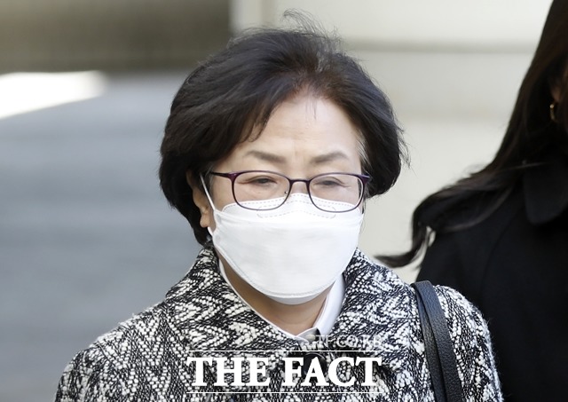 김은경 전 환경부 장관이 9일 환경부 블랙리스트 관여 혐의 1심 선고를 받기 위해 서울중앙지방법원으로 향하고 있다. /뉴시스