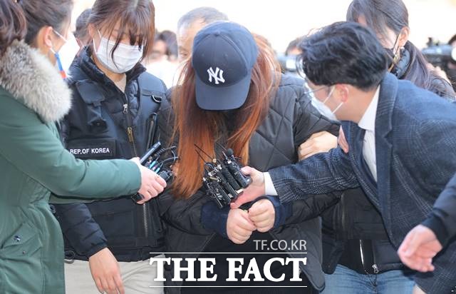 인천 국공립 어린이집에서 장애아동 등을 상습 학대한 혐의를 받는 보육교사가 15일 오후 인천 미추홀구 인천지방법원에서 열린 구속 전 피의자 심문에 출석하고 있다. /뉴시스