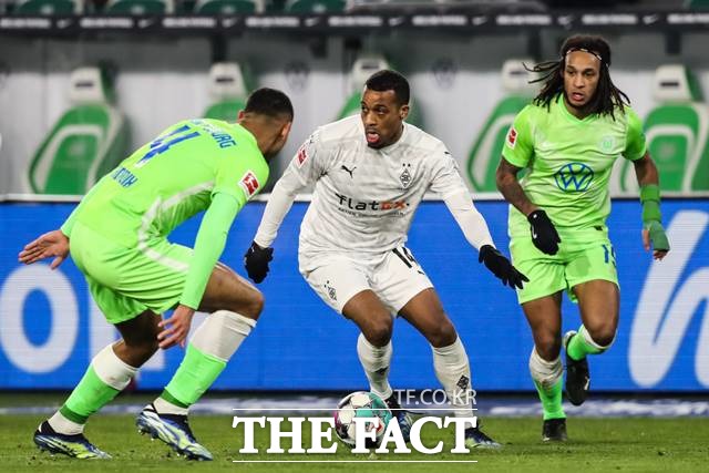 해외 프로축구 14경기를 대상으로 실시한 축구토토 승무패 6회차 게임에서 분데스리가 경기의 대거 무승부로 무려 4만명이 넘는 적중자가 나왔다. 사진은 분데스리가 볼프스부르크-묀헨글라트바흐전./AP.뉴시스