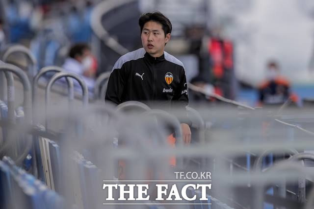 발렌시아 이강인이 21일 라리가 24라운드 셀타 비고전에서 2-0 선제 결승골을 도우며 축구 재능을 뽐냈다. 사진은 경기장에 들어서는 이강인./AP.뉴시스