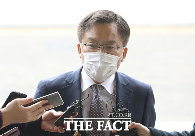 조남관 대검찰청 차장검사가 22일 오전 경기 과천 법무부 청사에서 열린 검찰 중간 간부 인사를 심의하는 검찰인사위원회에 참석하며 취재진의 질문에 답하고 있다. /뉴시스