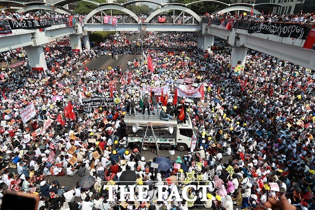 국회 외교통일위원회는 25일 전체회의를 열고 미얀마 군부 쿠데타 규탄 및 민주주의 회복과 구금자 석방 촉구 결의안을 의결했다. 사진은 지난 22일 미얀마 양곤 시내의 한 교차로에 군부 쿠데타 반대 시위대가 모여든 모습. /AP.뉴시스