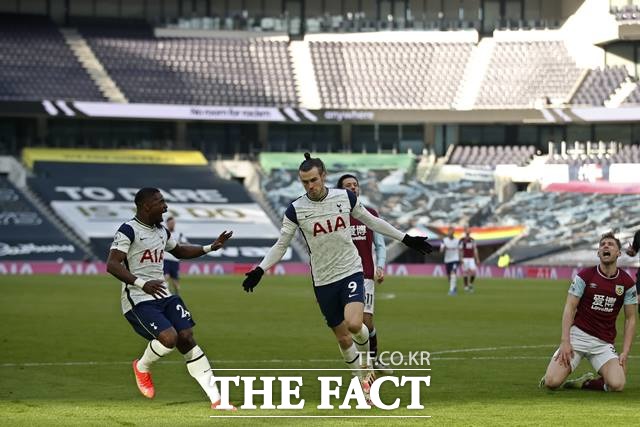 손흥민의 도움을 받아 2골 1도움을 기록한 가레스 베일(가운데)의 골 세리머니./런던=AP.뉴시스