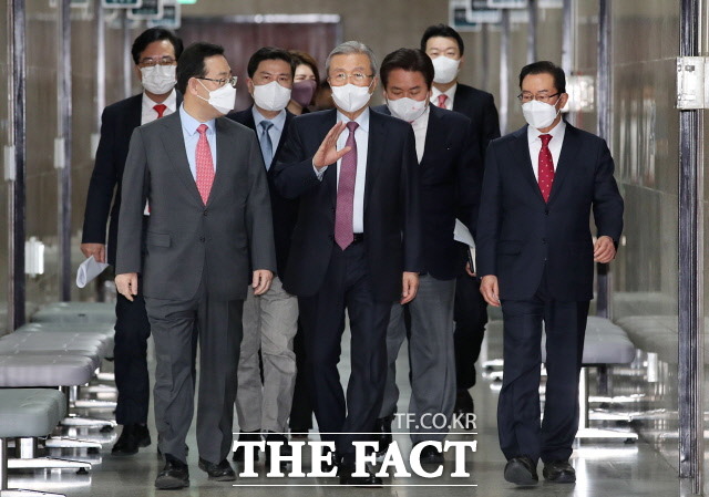 김종인 국민의힘 비상대책위원장은 야권 단일화에 대해 제3지대 후보로 단일화돼선 시장 선거를 이길 수가 없다고 말했다. /뉴시스