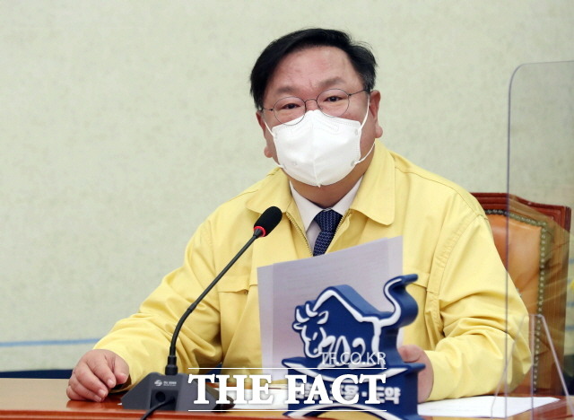 김태년 더불어민주당 원내대표가 3일 LH 직원들의 3기 신도시 사전 매입 의혹과 관련해 전수조사를 촉구했다. 이날 최고위원회의에서 발언하는 김 원내대표. /국회사진취재단