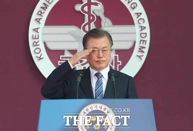 문재인 대통령이 5일 대전광역시 국군간호사관학교에서 열린 제61기 졸업 및 임관식에 참석해 축사를 마친 후 졸업생도들의 경례를 받고 있다. /뉴니스