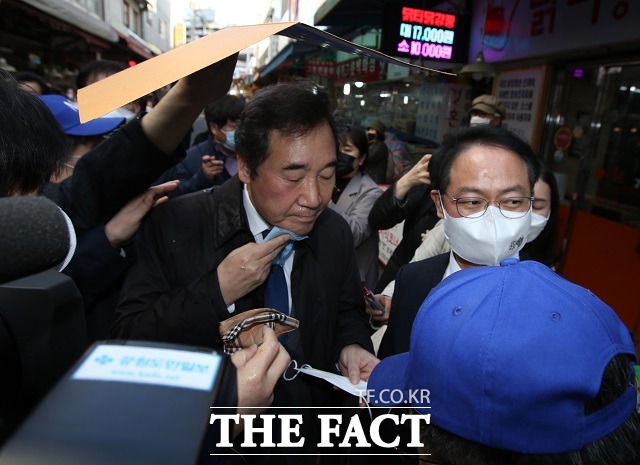 이낙연 더불어민주당 대표가 5일 오후 민생탐방지로 찾은 강원도 춘천 중앙시장에서 중도유적지킴이본부 회원이 던진 계란을 맞고 손수건으로 닦고 있다. /뉴시스