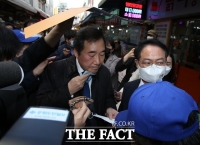  이낙연, 춘천서 시민이 던진 '달걀' 봉변