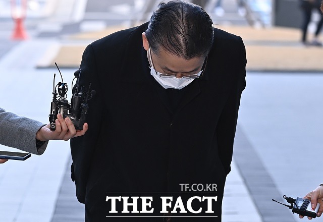 김학의 전 법무부차관 불법 출국금지 조처 의혹을 받는 차규근 법무부 출입국·외국인정책본부장이 5일 오전 경기도 수원지방법원에 구속 전 피의자심문(영장실질심사)에 출석해 고개 숙여 인사하고 있다. /뉴시스