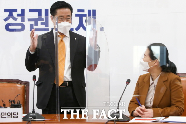 이태규 국민의당 사무총장은 9일 야권 단일화 협상에 대해 오늘 중 실무논의가 진행될 수 있도록 적극 협상에 임해달라고 요구했다. 지난달 4일 열린 최고위원회의에서 발언하는 이 총장. /국회사진취재단