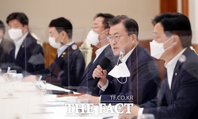 문재인 대통령이 10일 청와대에서 열린 더불어민주당 원내대표단 초청 간담회에 참석해 발언하고 있다. /뉴시스