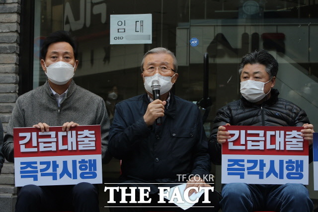 김종인 국민의힘 비상대책위원장(가운데)은 야당 단일후보는 오세훈 국민의힘 후보로 확정될 것이라고 확실히 말씀드린다고 주장했다. 10일 김 위원장이 서울 중구 명동 상가 일대 상인회 관계자들과 간담회를 열며 발언하고 있다. /국회사진취재단