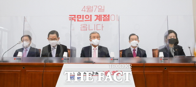 김종인 국민의힘 비상대책위원장이 11일 LH 사태와 관련 국회의원 300명 부동산을 전수조사하자는 민주당 제안에 한번 해보자고 했다. /국회사진취재단