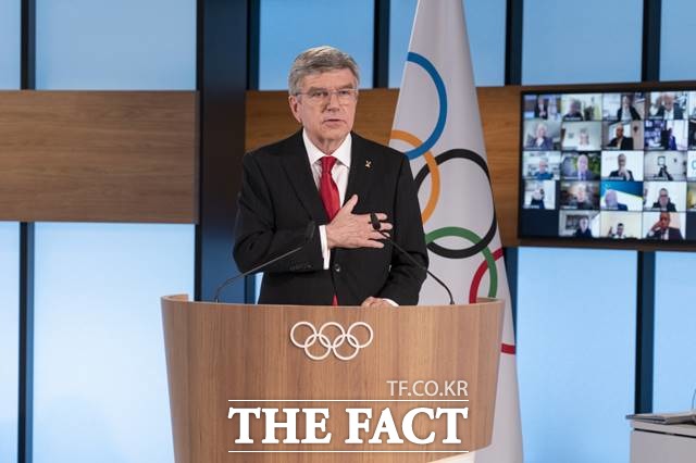 토마스 바흐 IOC 위원장이 10일 화상으로 진행된 137차 IOC총회에서 4년 임기의 연임에 성공한 뒤 연설을 하고 있다./로잔(스위스)=AP.뉴시스