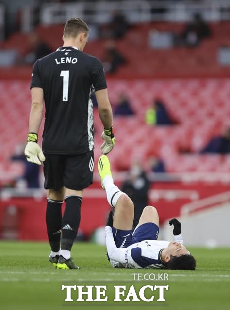 고통스러워하는 손흥민을 안타까게 지켜보는 아스널 골키퍼 레노(왼쪽)./런던=AP.뉴시스