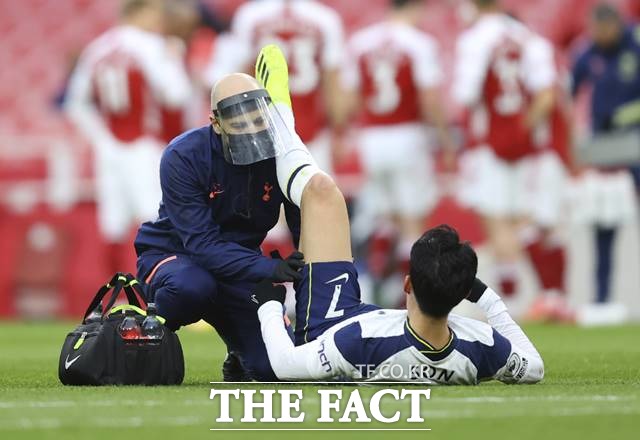 토트넘 손흥민이 15일 아스널과 북런던 더비 원정경기에서 전반 19분 왼쪽 허벅지 통증으로 의료진의 응급처치를 받고 있다./런던=AP.뉴시스