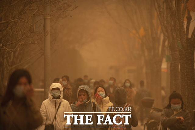 15일 베이징을 덮은 최악의 황사는 16일과 17일 이틀간 우리나라에 영향을 미칠 것으로 예상되고 있다.
