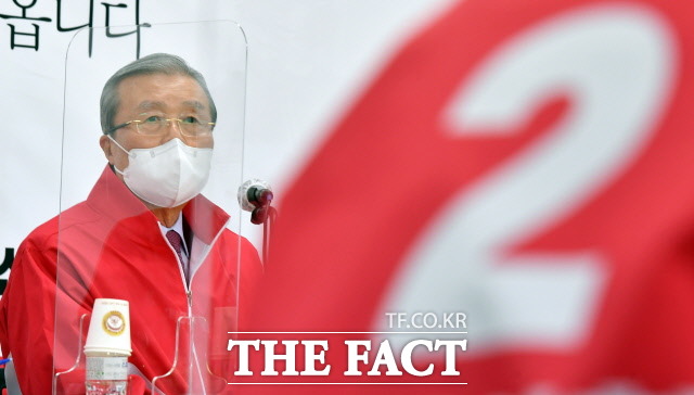김종인 국민의힘 비상대책위원장은 안 대표의 합당 추진에 대해 이해가 잘 안 된다고 했다. 이날 4·7 재보궐선거 중앙선대위 부산동행 제1차 회의에 참석한 김 위원장. /뉴시스