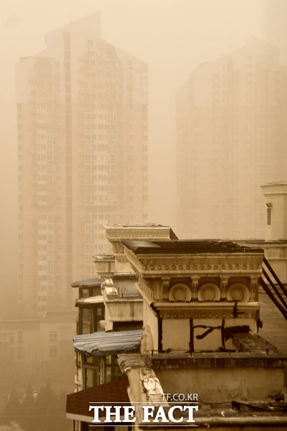황사에 숨 막히는 베이징 주택가.