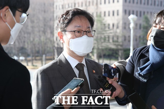 박범계 법무부 장관은 12일 피의사실 공표 논란을 두고 제도 개선 필요성을 재차 강조했다. /뉴시스