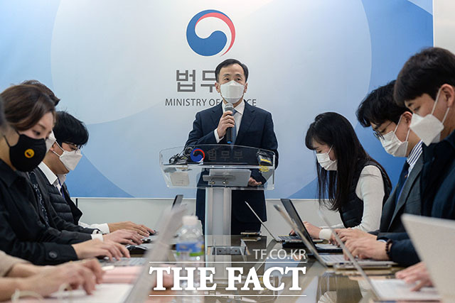 22일 서울 서초구 서울고등검찰청 의정관에서 열린 한명숙 전 국무총리 모해위증 의혹 불기소 처분 관련 입장 발표 브리핑에서 류혁 법무부 감찰관이 발언하고 있다. /뉴시스