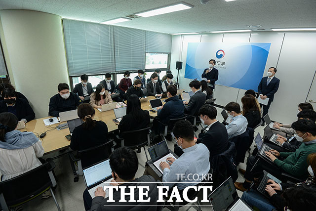 22일 서울 서초구 서울고등검찰청 의정관에서 열린 한명숙 전 국무총리 모해위증 의혹 불기소 처분 관련 입장 발표 브리핑에서 이정수 법무부 검찰국장이 발언하고 있다./뉴시스