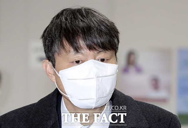 유재수 전 부산시 경제부시장이 24일 서초구 서울고등법원에서 열린 금융업계 관계자 등에 뇌물수수 관련 항소심 1차 공판에 출석하고 있다. /뉴시스