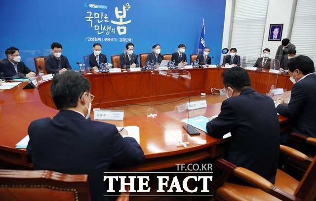 김태년 더불어민주당 당대표 직무대행이 28일 서울 여의도 국회에서 열린 부동산 투기근절 및 재발방지대책을 위한 고위당정협의회에서 발언하고 있다. /뉴시스