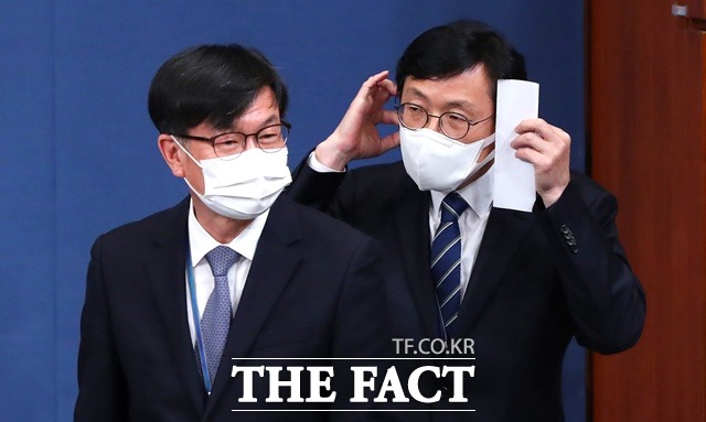 이호승(오른쪽) 신임 청와대 정책실장은 1일 춘추관에서 기자들과 만난 자리에서 부동산 정책 실패를 인정하는가라는 질문에 한국적인 현상만은 아니고 전 세계적으로 많은 유동성이 풀리고 자산 가격이 실물 가격과 괴뢰되면서 높아지기도 했다라며 일관성을 유지하는 게 매우 중요하다고 답했다. /뉴시스