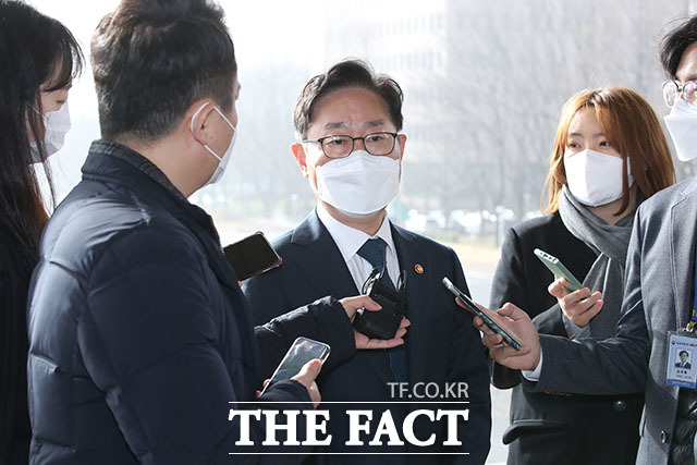 박범계 법무부 장관이 29일 오전 경기 과천시 법무부 청사로 출근하며 취재진의 질문에 답하고 있다. /뉴시스