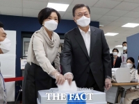  文대통령 내외, 사전투표 첫날 '서울시장 보궐선거' 투표