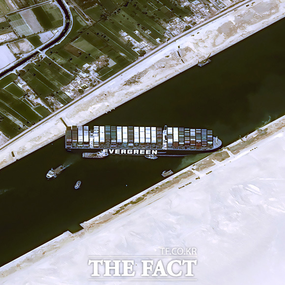 지난 3월 25일 이집트 수에즈 운하에서 좌초된 에버기븐호가 운하를 막고 있는 위성사진. 한 대씩 운하를 통행하는 수에즈 운하를 에버기븐호가 가로막아 대략 400여 척의 선박이 운하를 통과하지 못했다. /이집트=AP.뉴시스