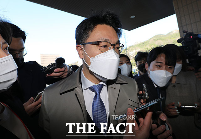 김진욱 공수처장이 5일 오전 경기도 과천정부청사에 있는 공수처로 출근하고 있다. /뉴시스