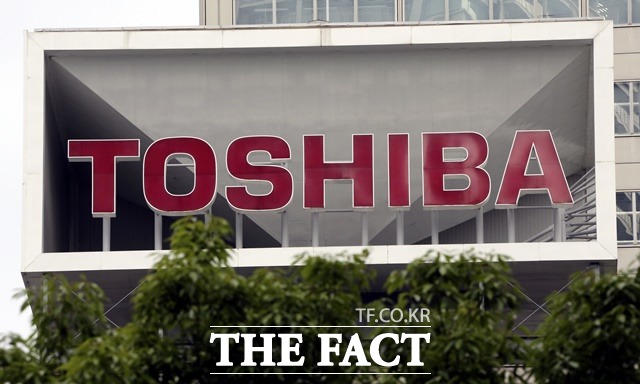 니혼게이자이 신문(닛케이)는 7일 영국계 사모펀드인 CVC캐피털파트너스가 일본 도시바에게 인수 제안을 했다고 보도했다. 사진은 일본 도쿄의 도시바 본사 건물에 붙어 있는 회사 로고 모습이다. /AP.뉴시스